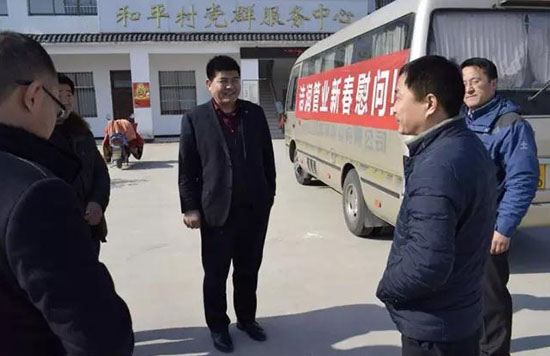 洁润董事长张荣景到龙河镇和平村进行新春帮扶慰问